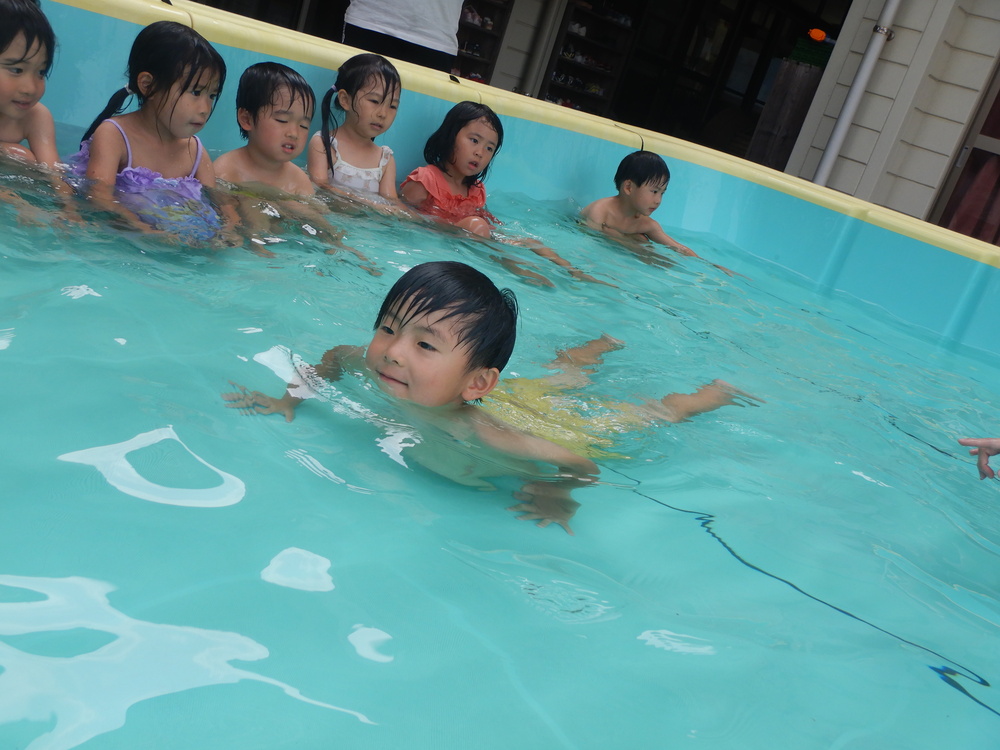 ワニ歩きをする子ども２