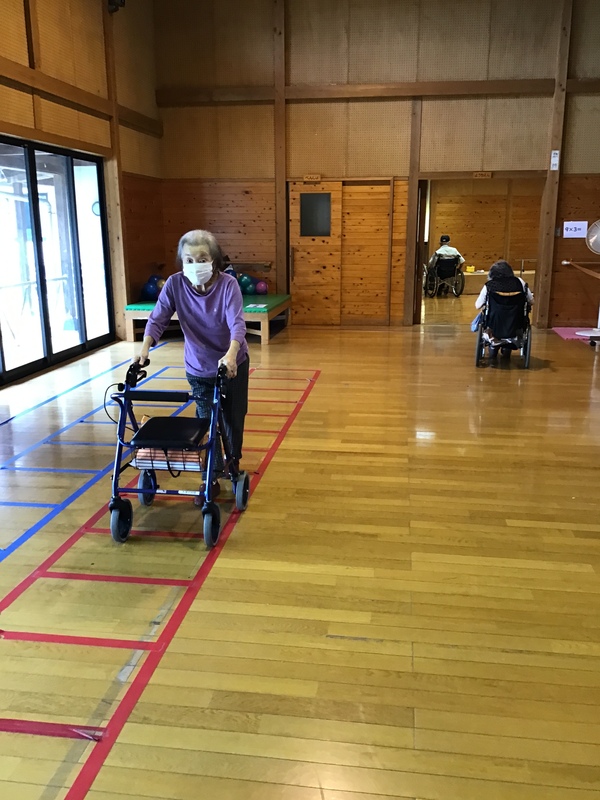 歩いています