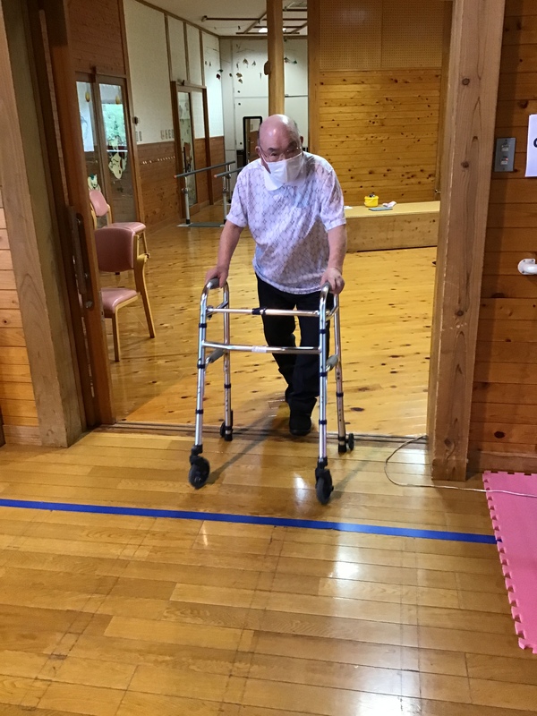 歩いています