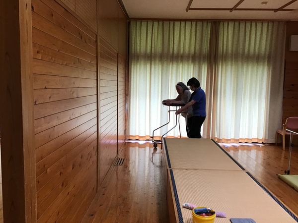 歩いています