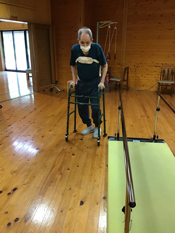 歩いています