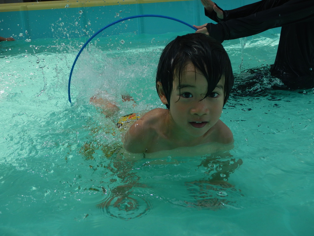 ワニ泳ぎをする子ども２