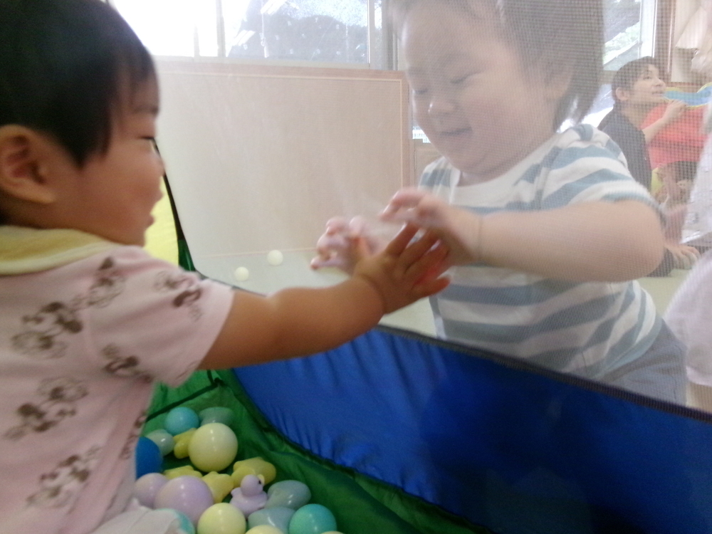 ボールハウスで遊んでいる