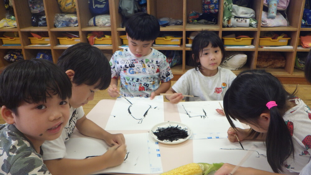 とうもろこしの収穫と観察して絵を描く様子 (5)