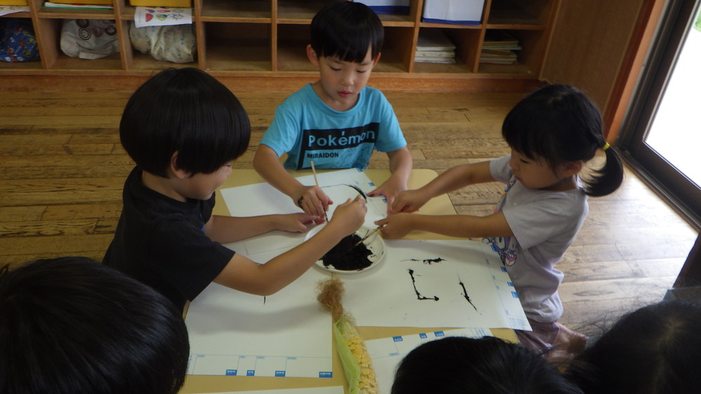 とうもろこしの収穫と観察して絵を描く様子４