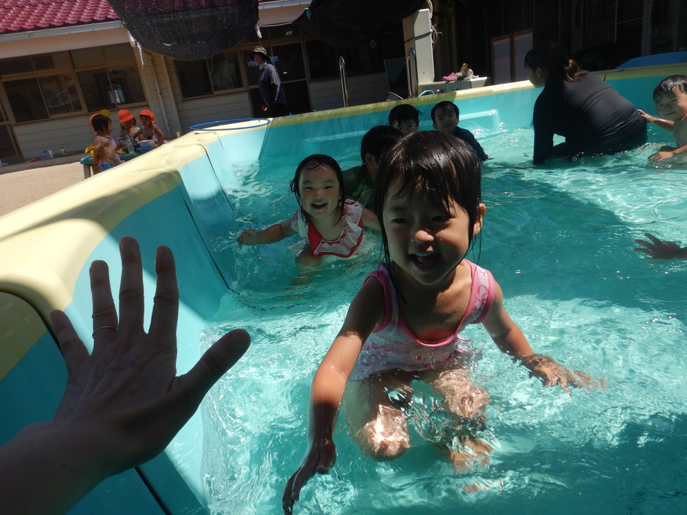 プール遊びをする子ども (2)