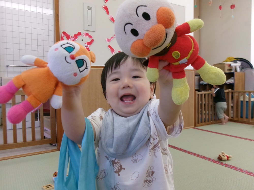 ぬいぐるみで遊んでいる