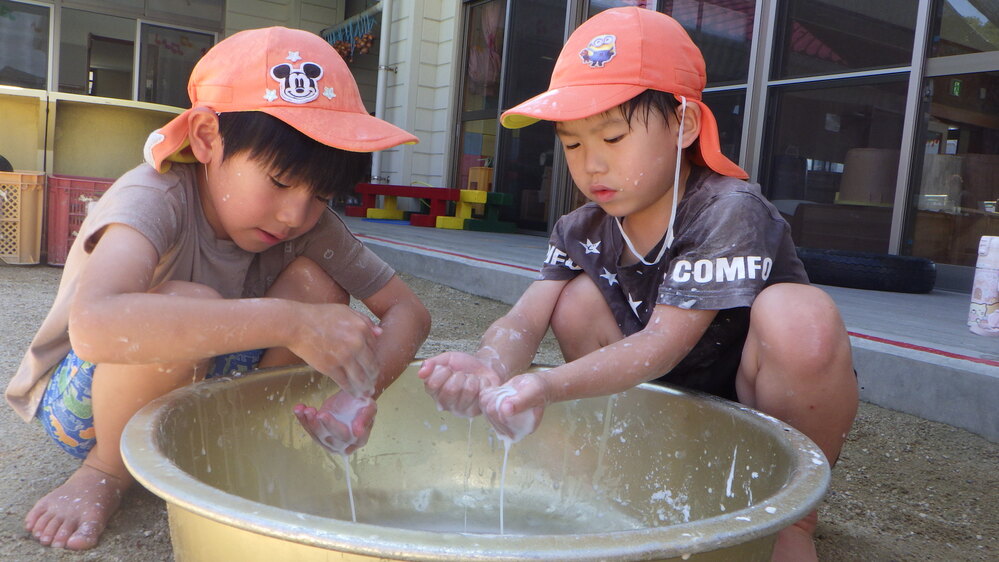 片栗粉粘土で遊ぶ様子３