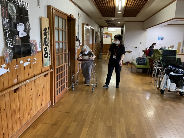 歩いています