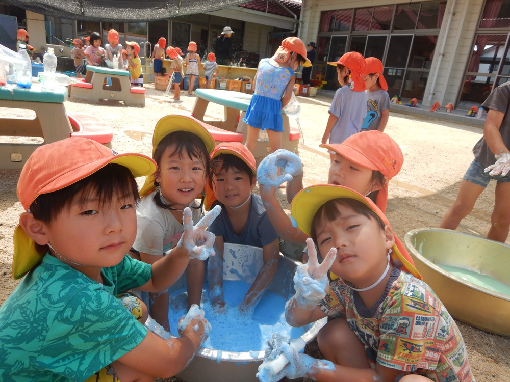 泡作りをする子どもたち