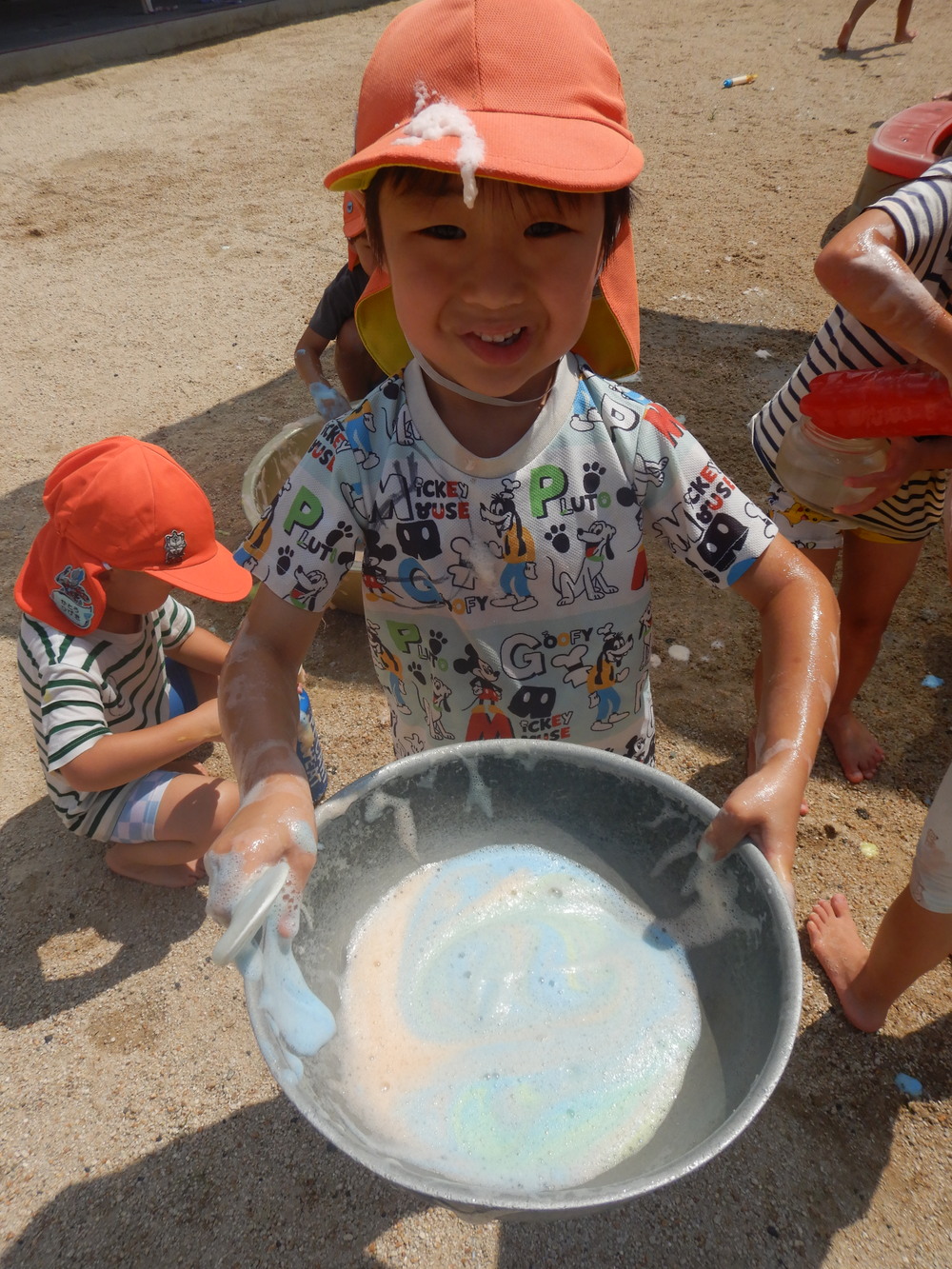 泡遊びをする子ども