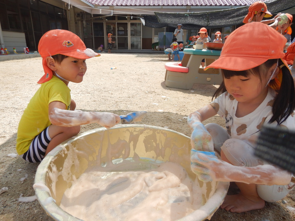 泡遊びをする子どもたち４
