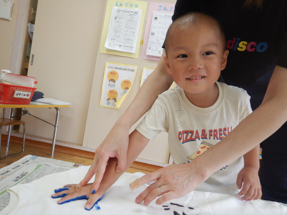 手形をする子ども (2)