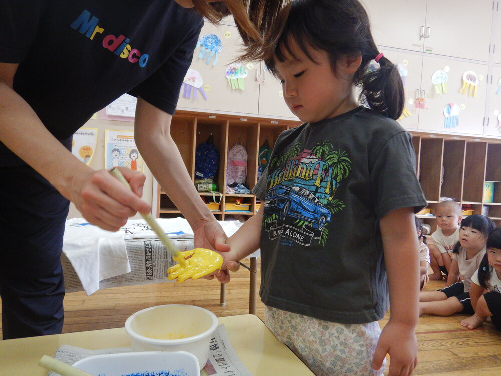 手形をする子ども (3)