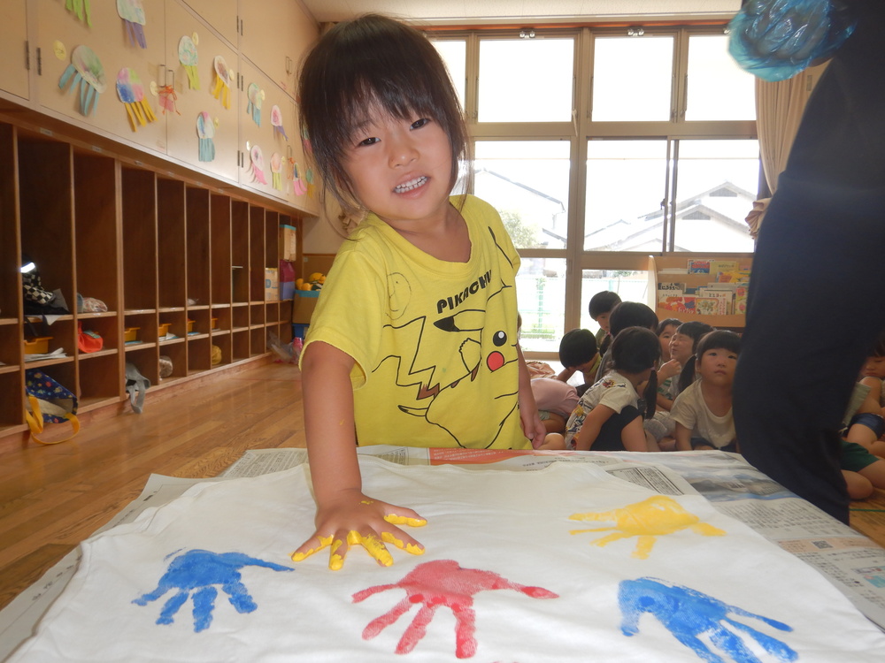 手形をする子ども (5)