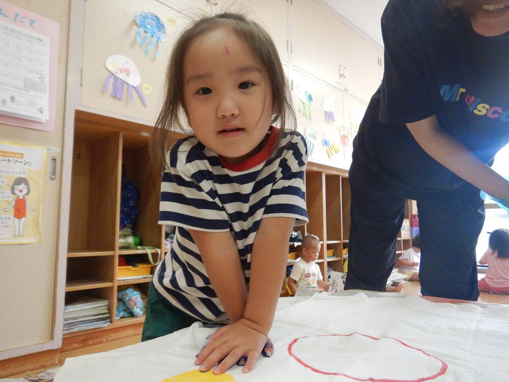 手形をする子ども (6)