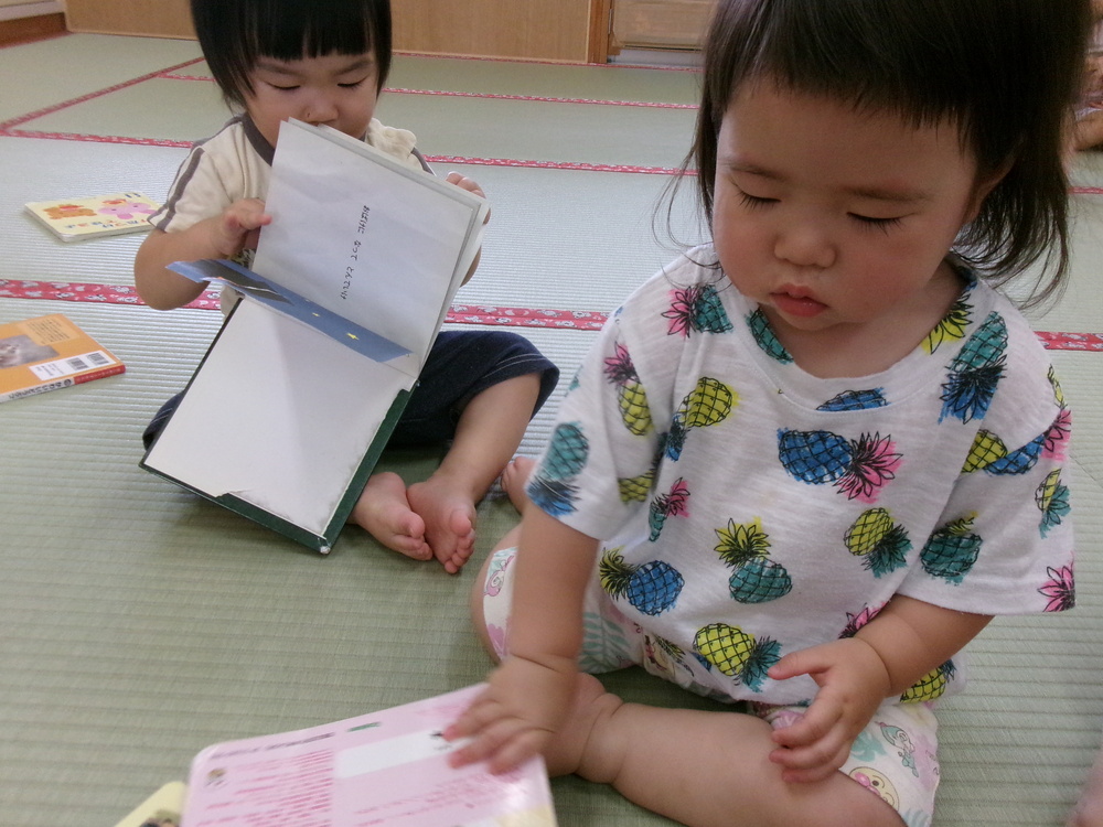 絵本を読んでいる