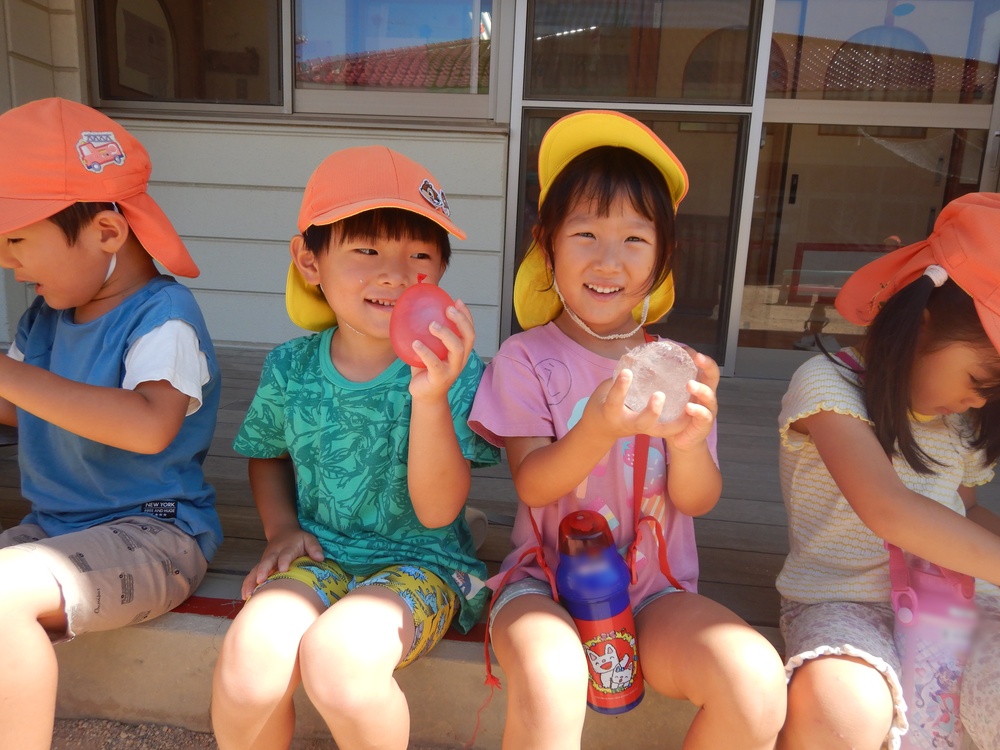 水風船に触る子どもたち