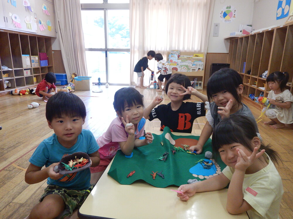 お部屋で遊ぶ子どもたち