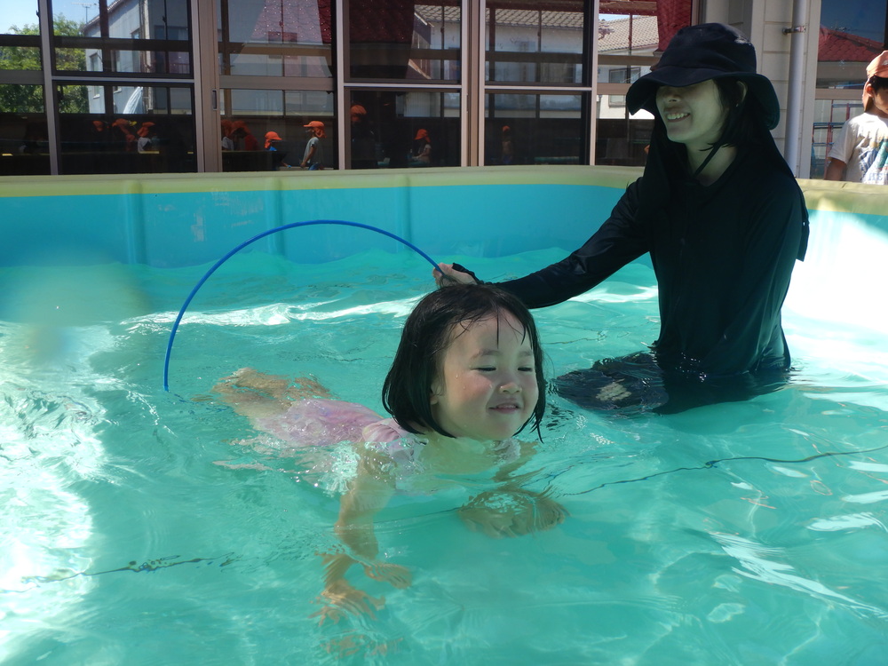 ワニ泳ぎをする子ども
