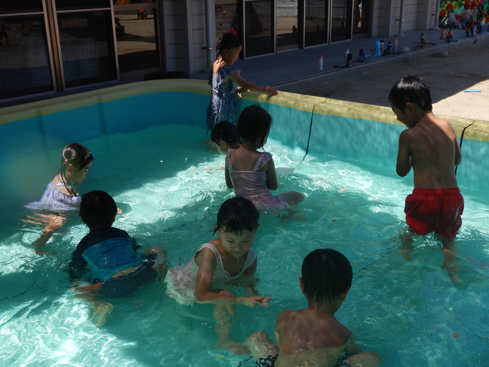 おはじき探しをする子どもたち１