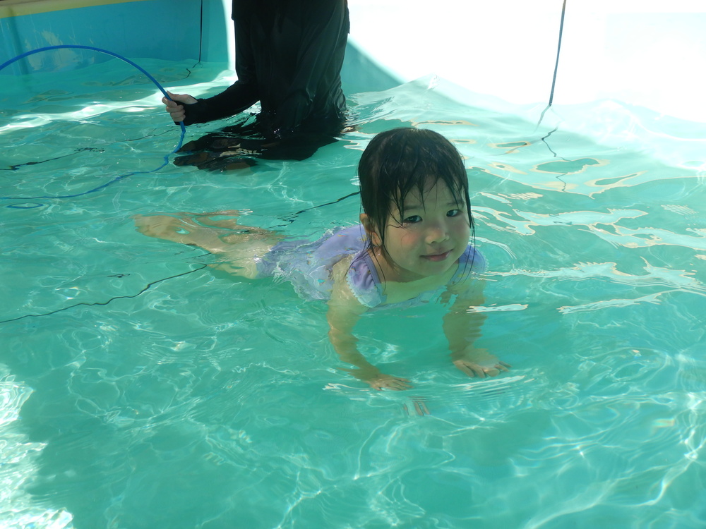 ワニ泳ぎをする子ども２