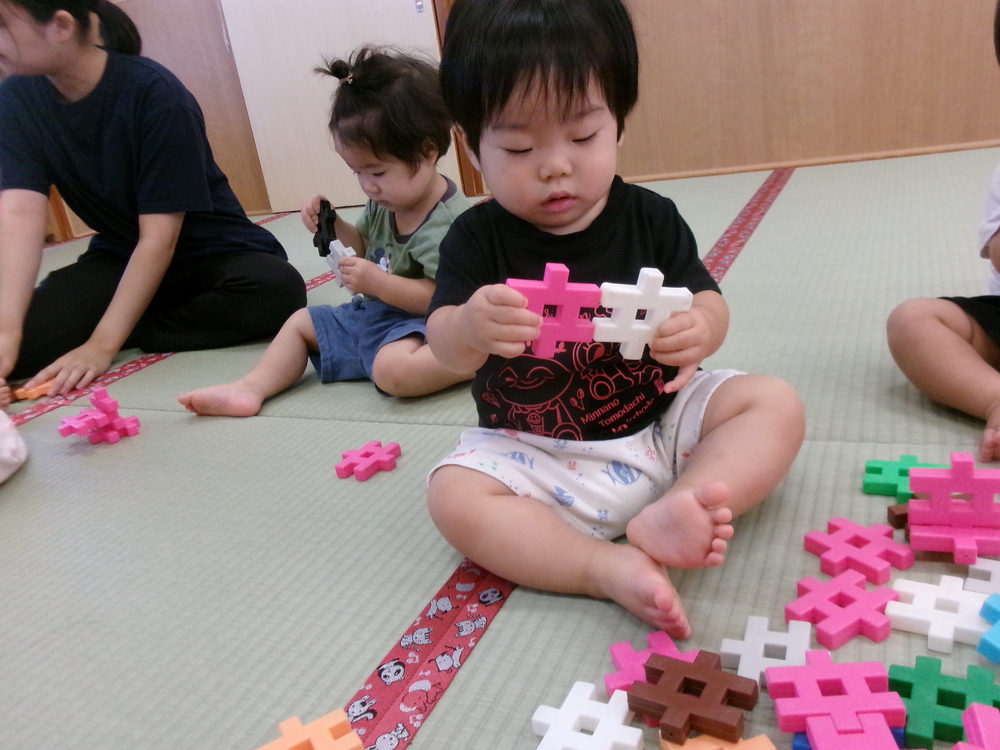 井形ブロックで遊んでいる様子 (1)