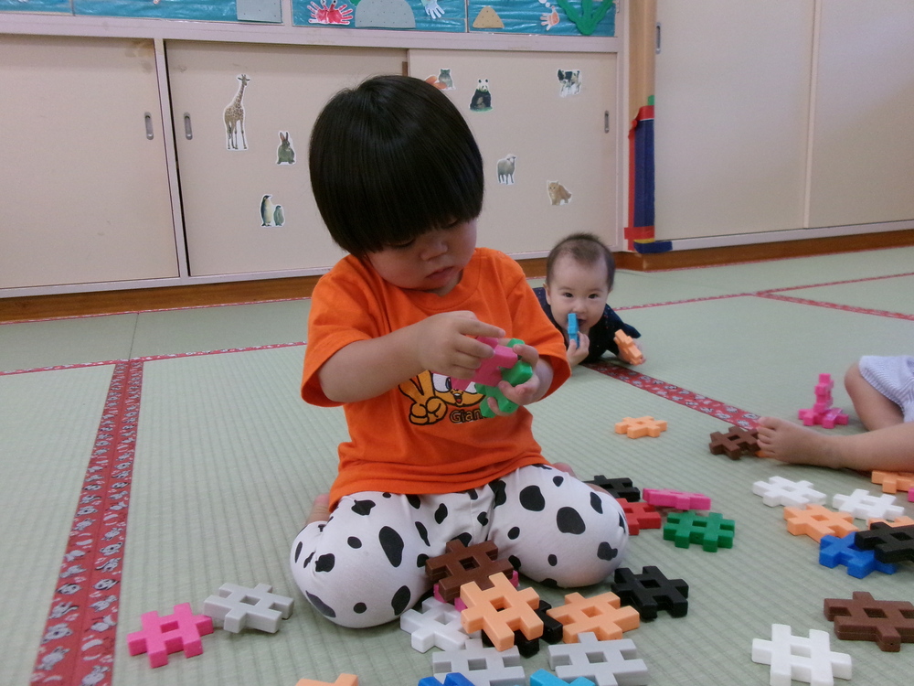 井形ブロックで遊んでいる様子 (2)