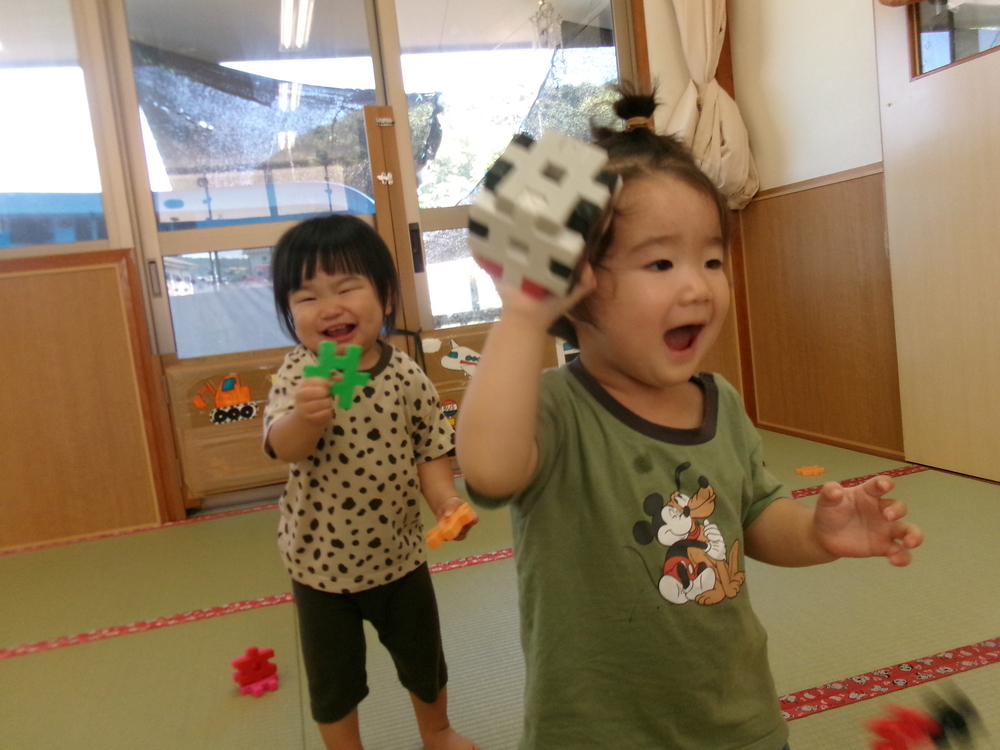 井形ブロックで遊んでいる様子 (3)