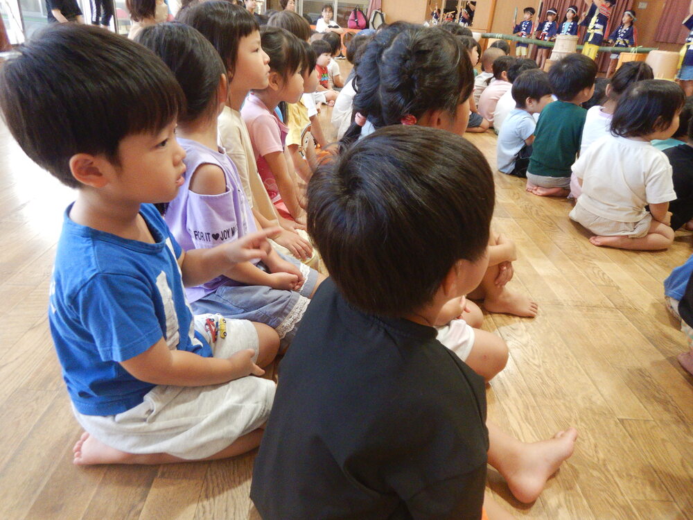 オープニングを見ている子どもたち