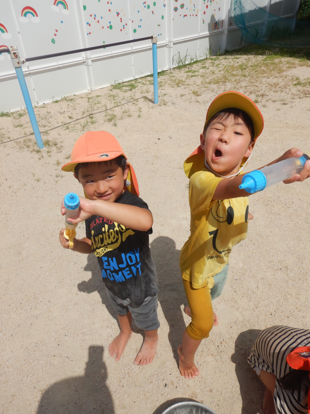 水鉄砲で遊ぶ子どもたち