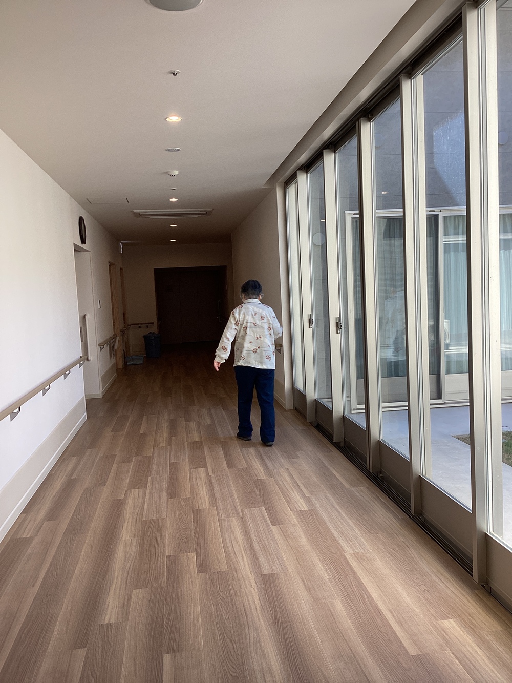 館内散歩中のIさん