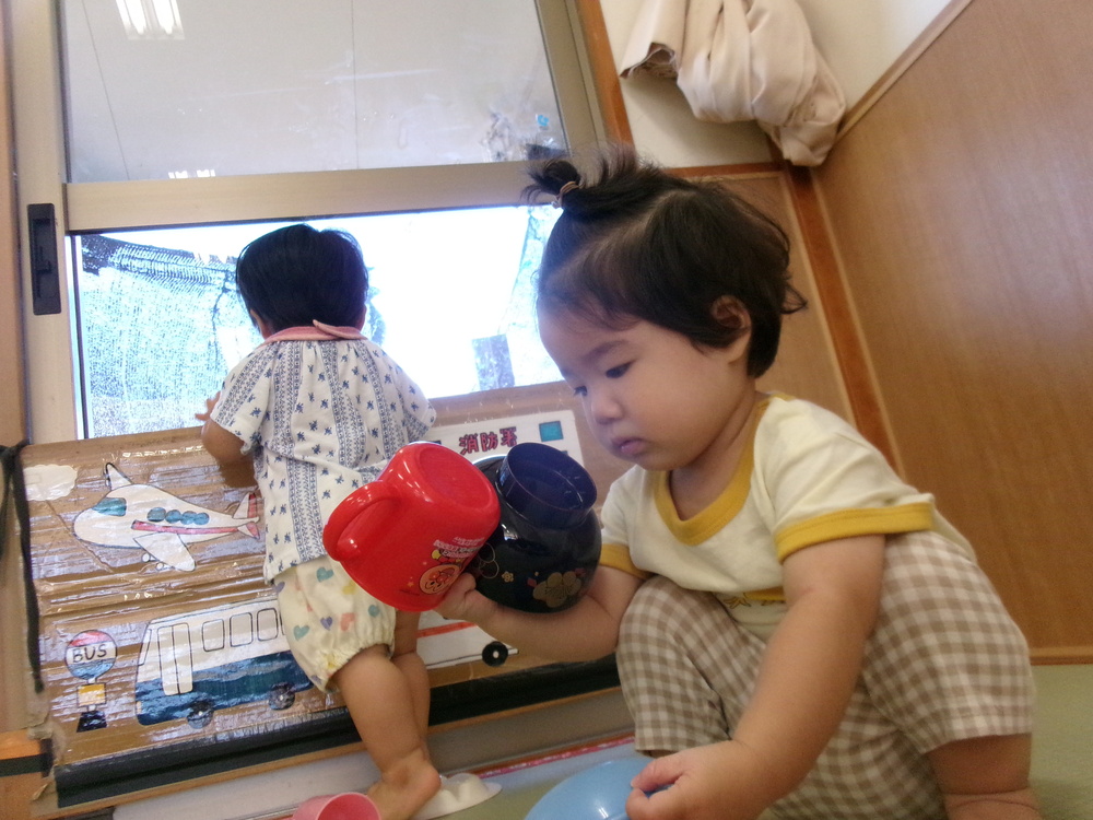 コップを持つ