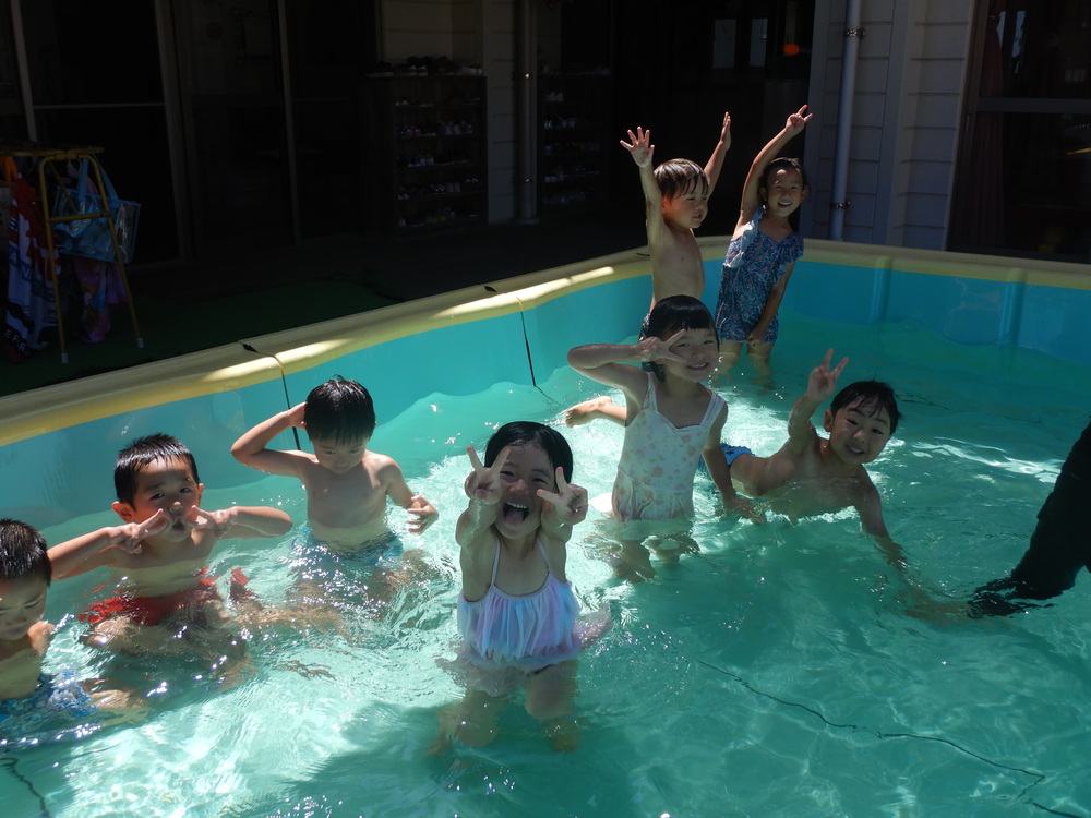 プールで遊ぶ子どもたち
