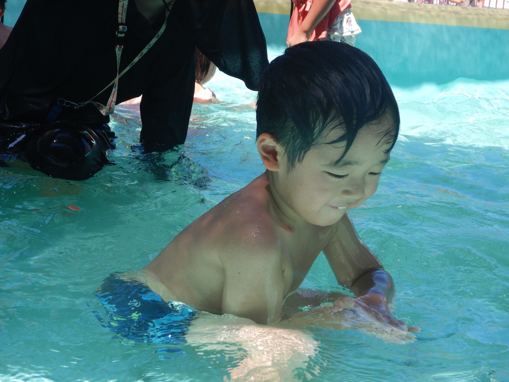おはじき拾いをする子ども