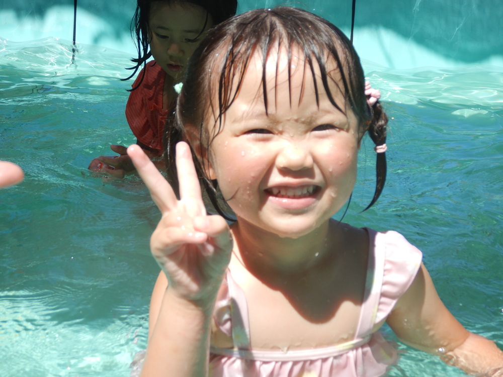 おはじき拾いをする子ども２