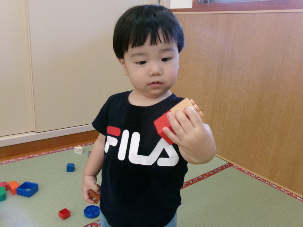 アンパンマンブロックで遊んでいる