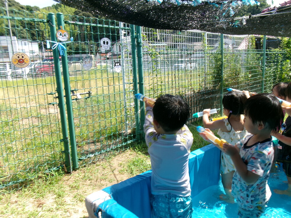 水鉄砲で遊ぶ