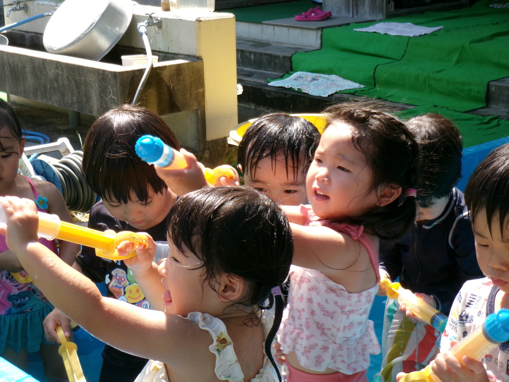 水鉄砲で遊ぶ