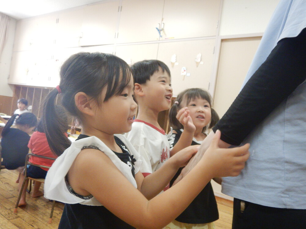 担任の手などを触って確認する子どもたち