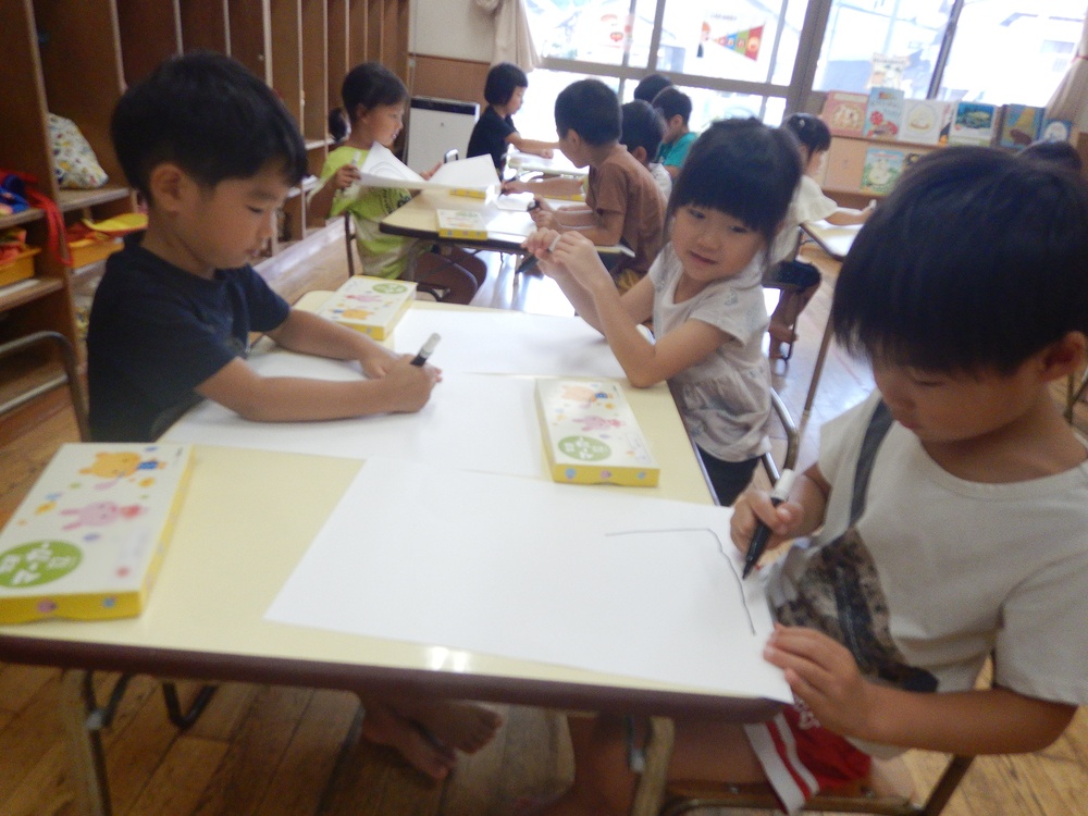 似顔絵を描く子どもたち１