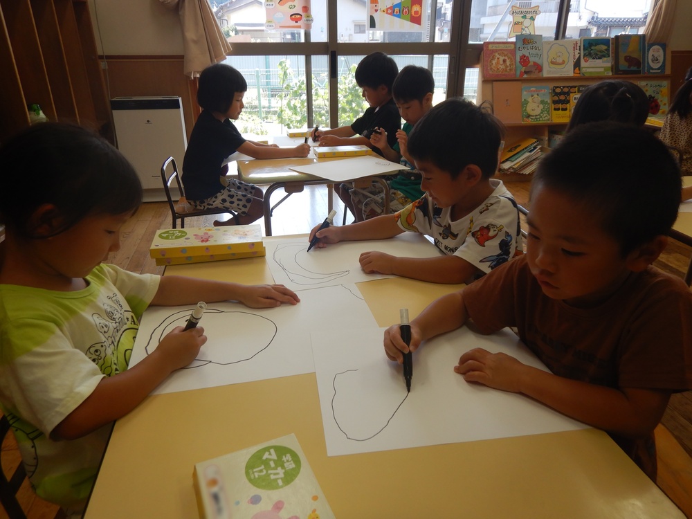 似顔絵を描く子ども２