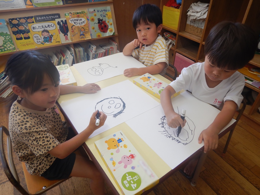 似顔絵を描く子ども３