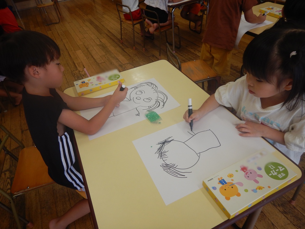 似顔絵を描く子ども４