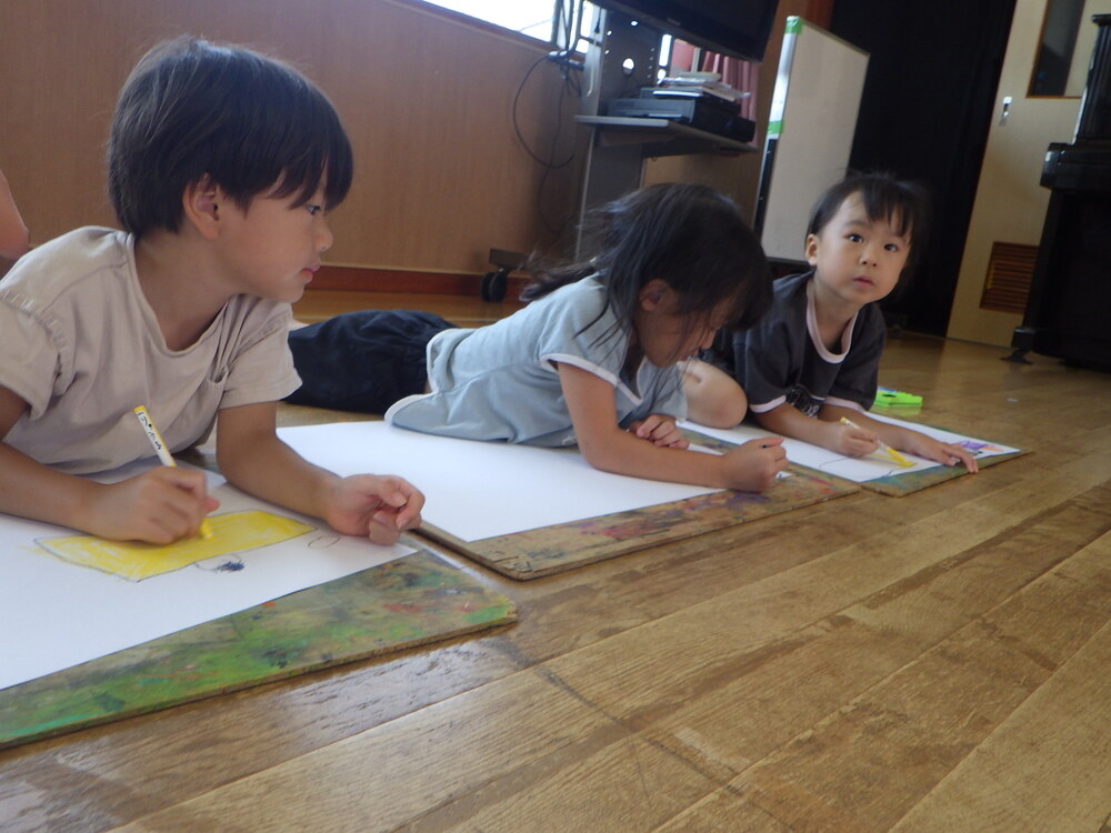 夏まつりの絵を描く様子 (3)