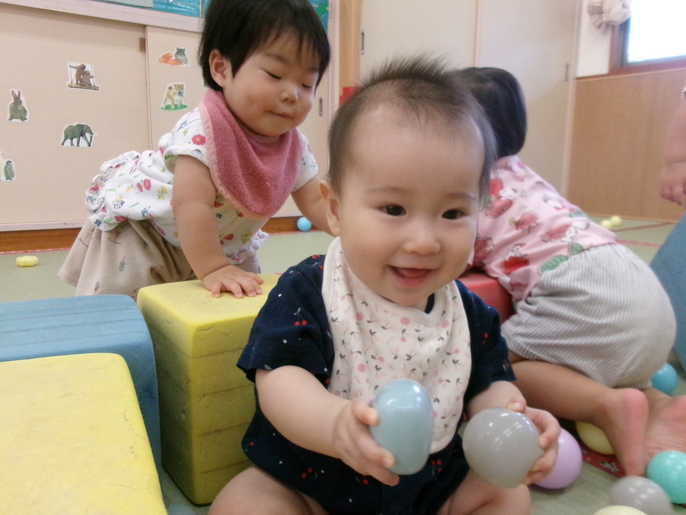 ボールで遊んでいる