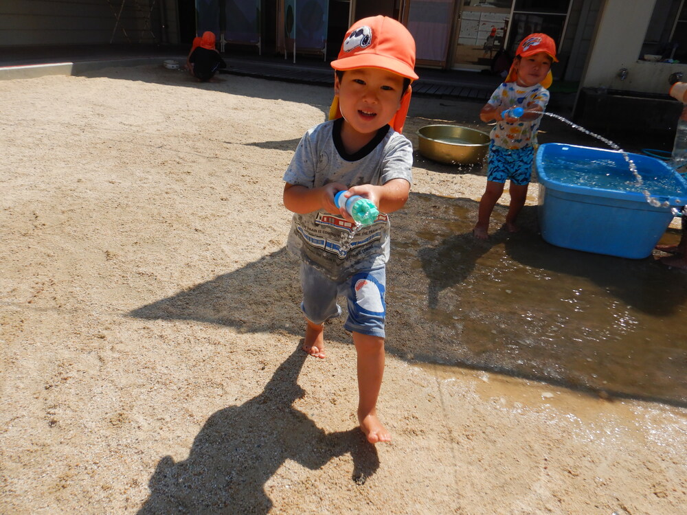 水風船で遊ぶ子ども (3)