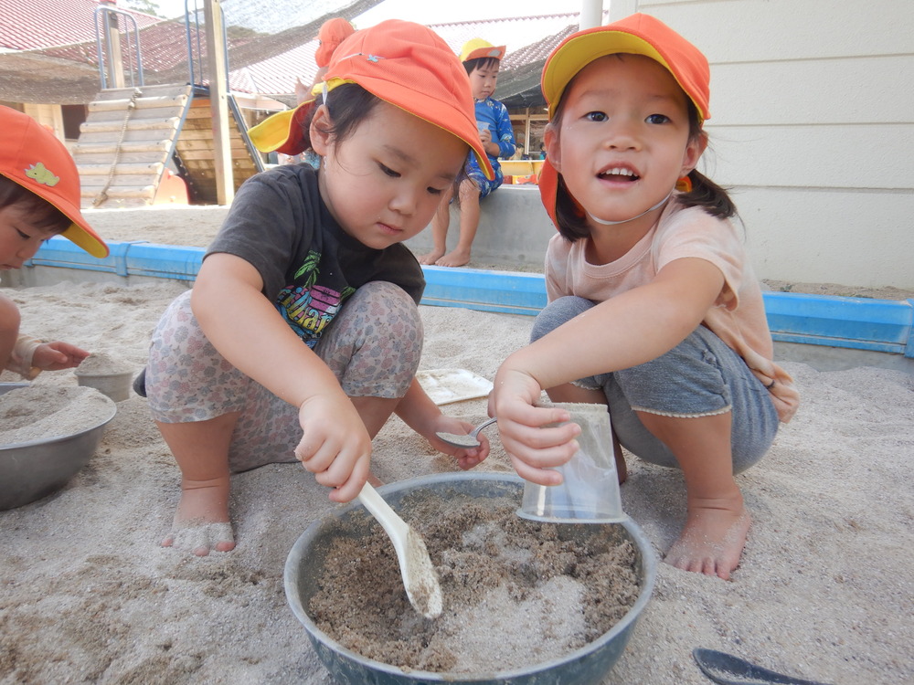 水風船で遊ぶ子ども (4)