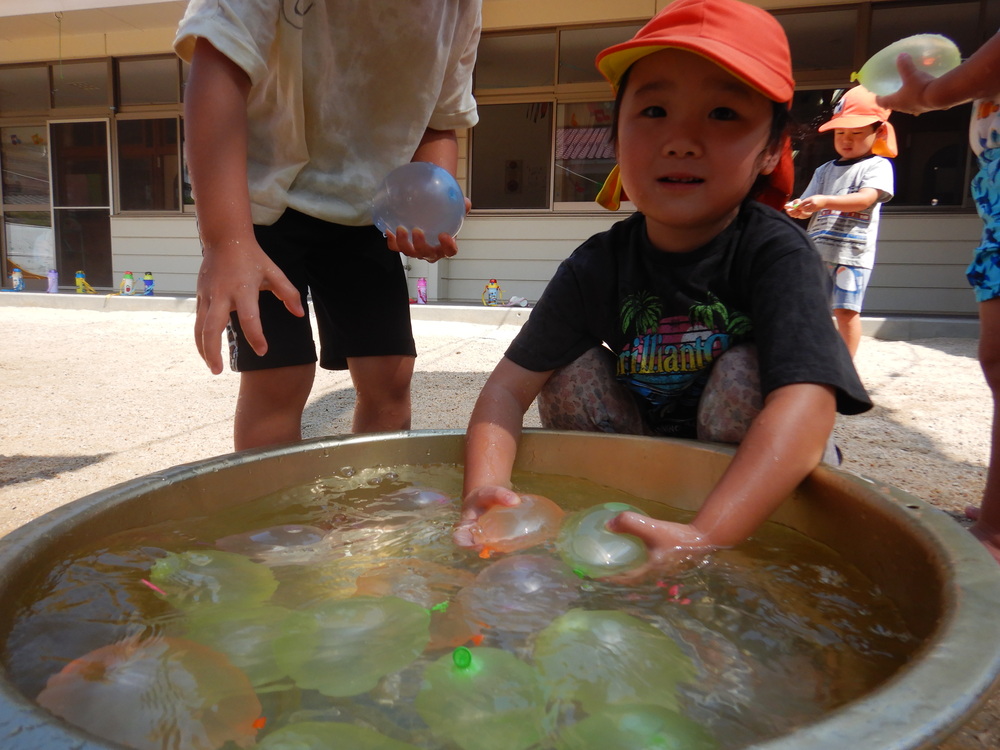 水風船で遊ぶ子ども (5)