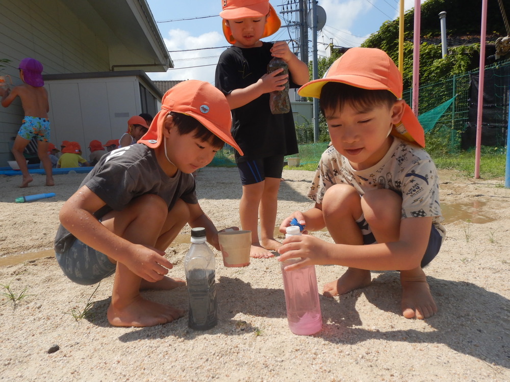 色水遊びをする子ども